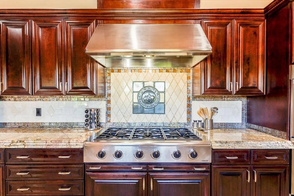 Estate Style Oasis 6bdrm, 5.5 Bath Heated Pool With Misters Pousada